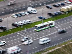 Bus entrant dans la ville